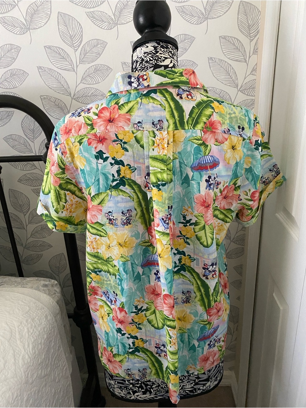 Women’s Disney x Tommy Bahama collaboration linen camp shirt w/ Mickey & Minnie - Picture 4 of 12